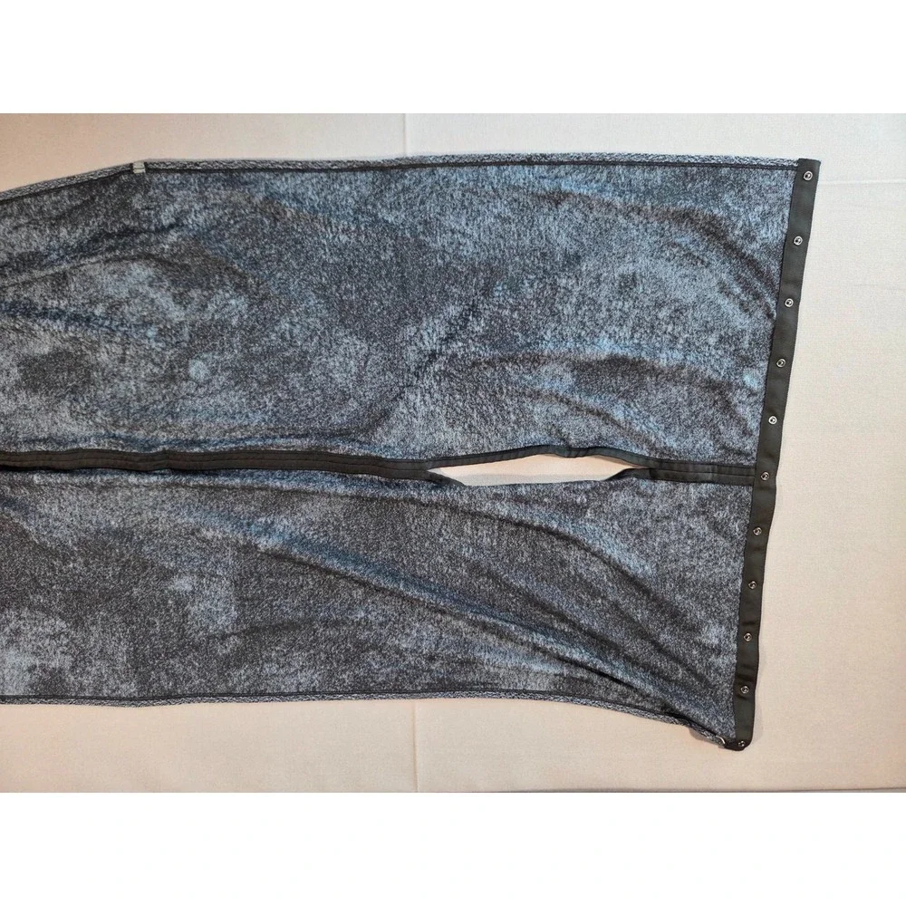 Lululemon Scarf Womens One Size  Gray Black Snap Vinyasa Wrap Elegant Jacquard